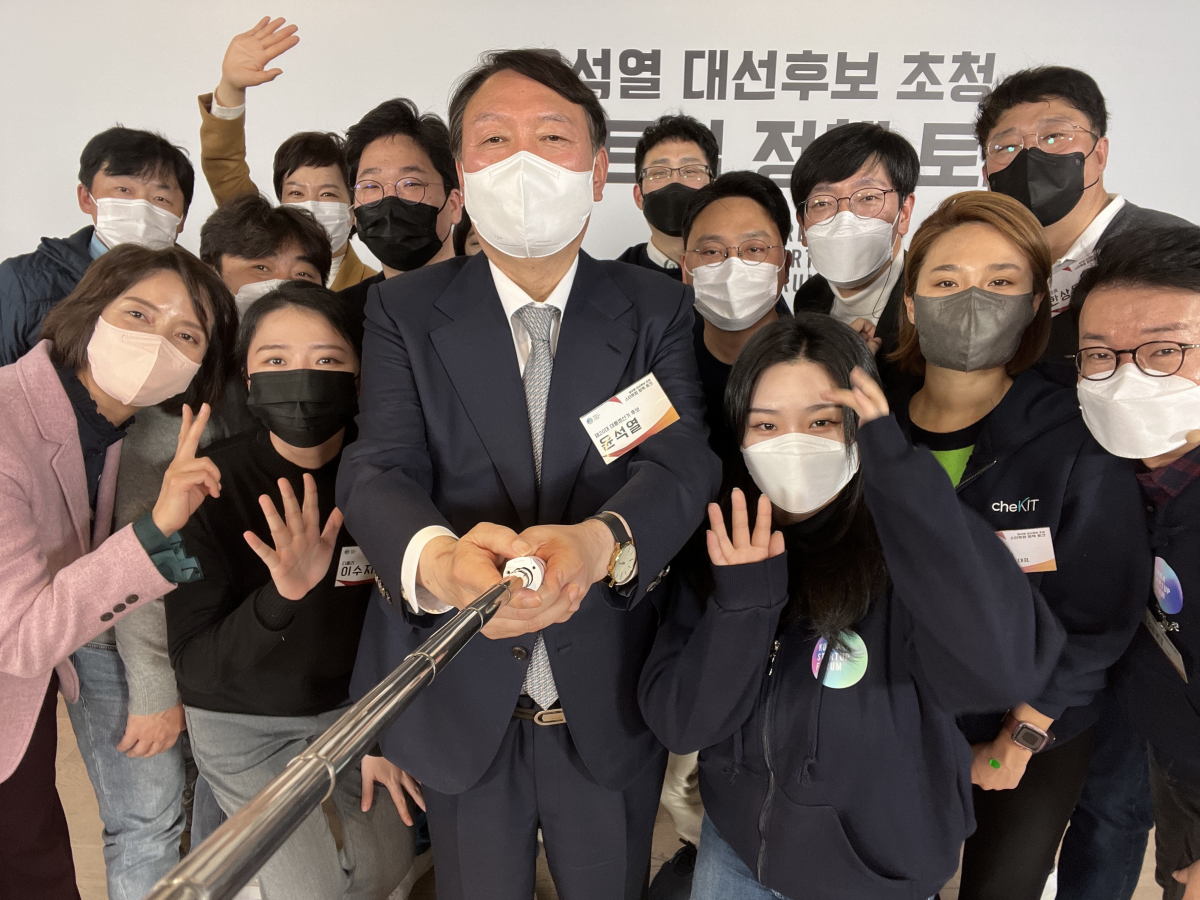 ▲윤석열 국민의힘 대선 후보가 지난해 12월 2일 서울 중구 시그니처타워에서 열린 코리아스타트업포럼 정책 토크에 참석해 스타트업 창업자들과 ‘셀카’ 촬영 중이다. ( (사진제공=코리아스타트업포럼)