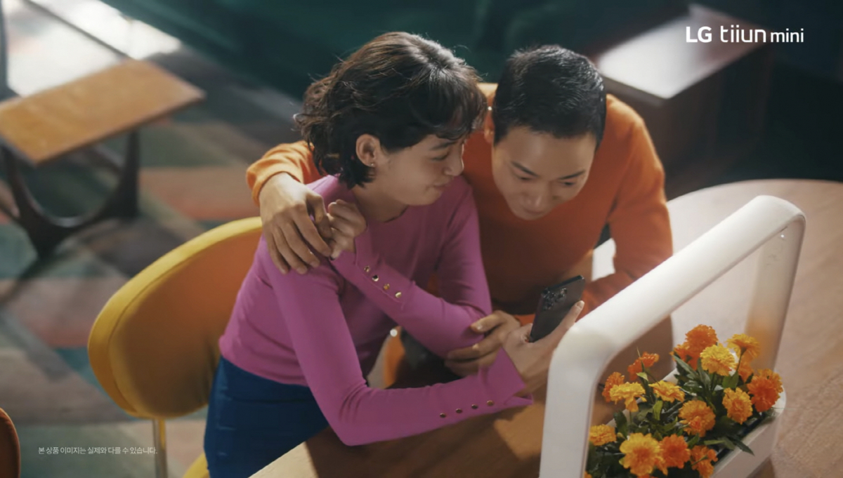 ▲LG전자가 지난 3일 사전 판매에 들어간 식물생활가전 신제품 ‘LG 틔운 미니’가 조기 완판을 기록했다. 사진은 LG 틔운 미니 광고영상 속 장면. (사진제공=LG전자)