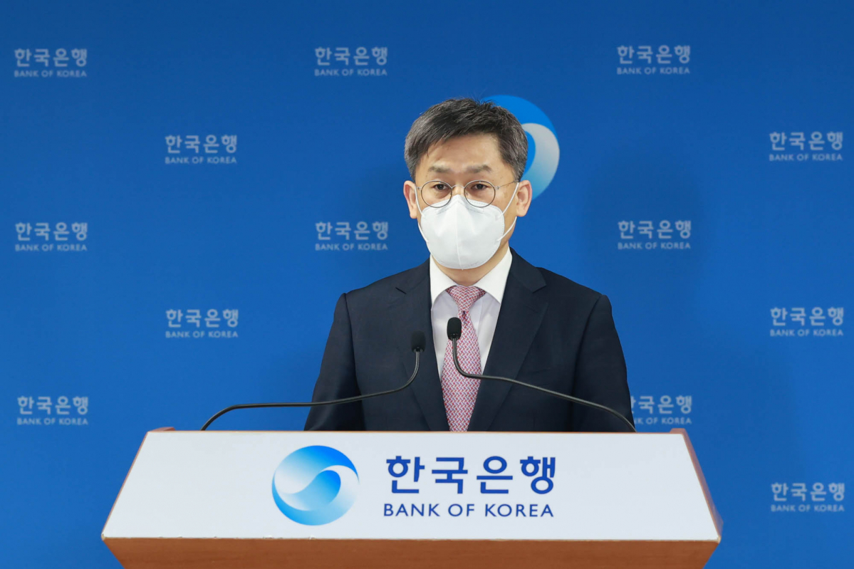 ▲김영환 한국은행 경제통계국 금융통계부장이 11일 오전 서울 중구 한국은행에서 2022년 1월 국제수지(잠정)의 주요 특징을 설명하고 있다. (사진제공=한국은행)