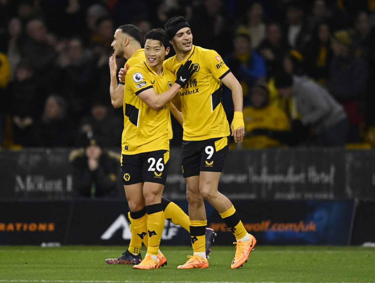 ▲(연합뉴스) 11일(한국시각) 영국 울버햄튼 몰리뉴 스타디움에서 열린 잉글랜드 프리미어리그(EPL) 울버햄튼 대 왓포드의 경기에서 전반 13분 라울 히메네스가 황희찬과 함께 기뻐하고 있다.
