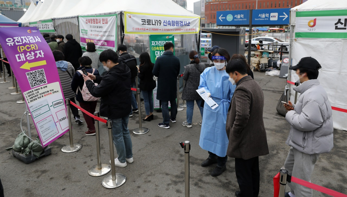 ▲11일 오전 서울 중구 서울역광장 코로나19 임시선별검사소에서 한 시민이 관계자에게 안내를 받고 있다. (뉴시스)