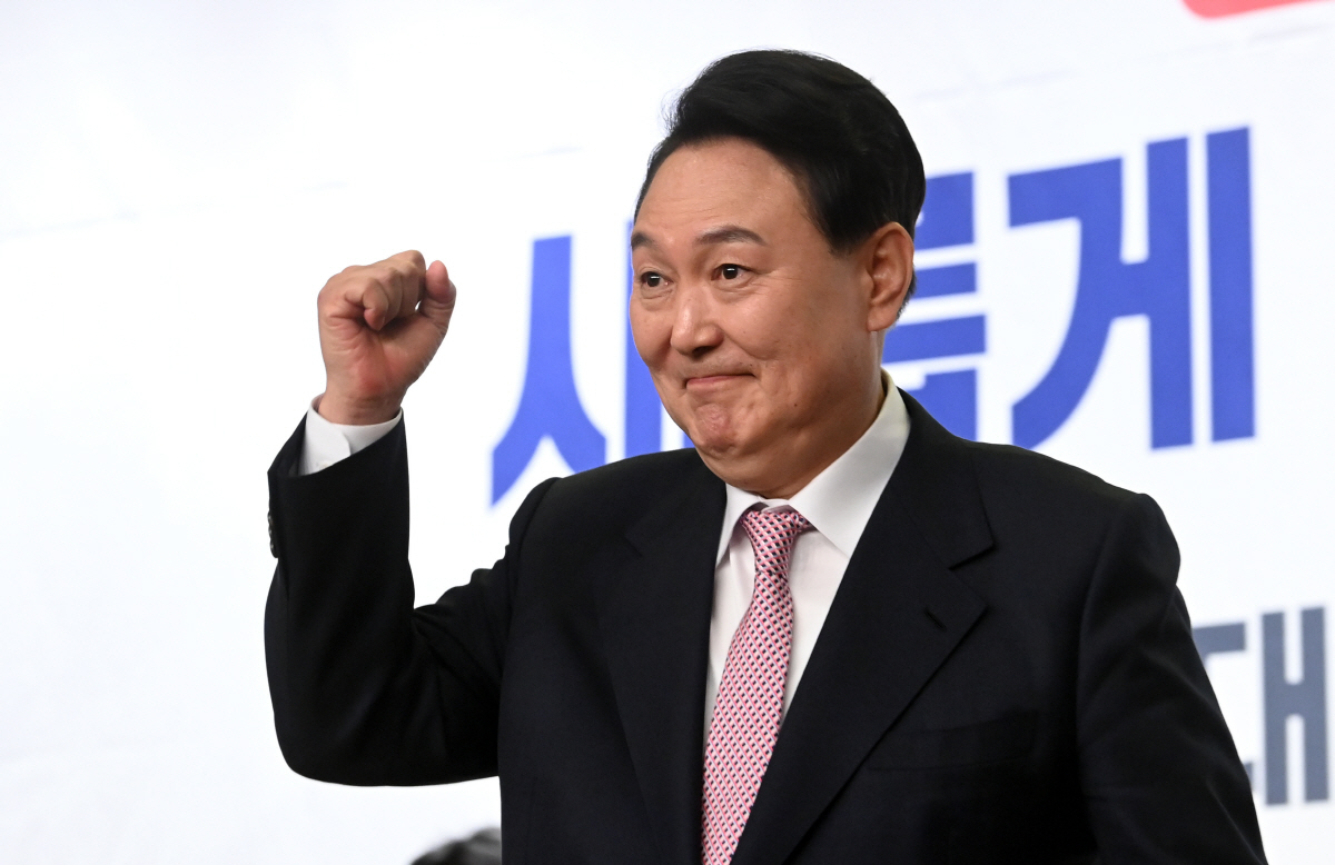 ▲(뉴시스) 윤석열 대통령 당선인이 10일 오후 서울 여의도 국회 도서관에서 열린 국민의힘 대선 선거대책본부 해단식에서 모두발언을 마친 뒤 주먹을 불끈 쥐어보이고 있다.