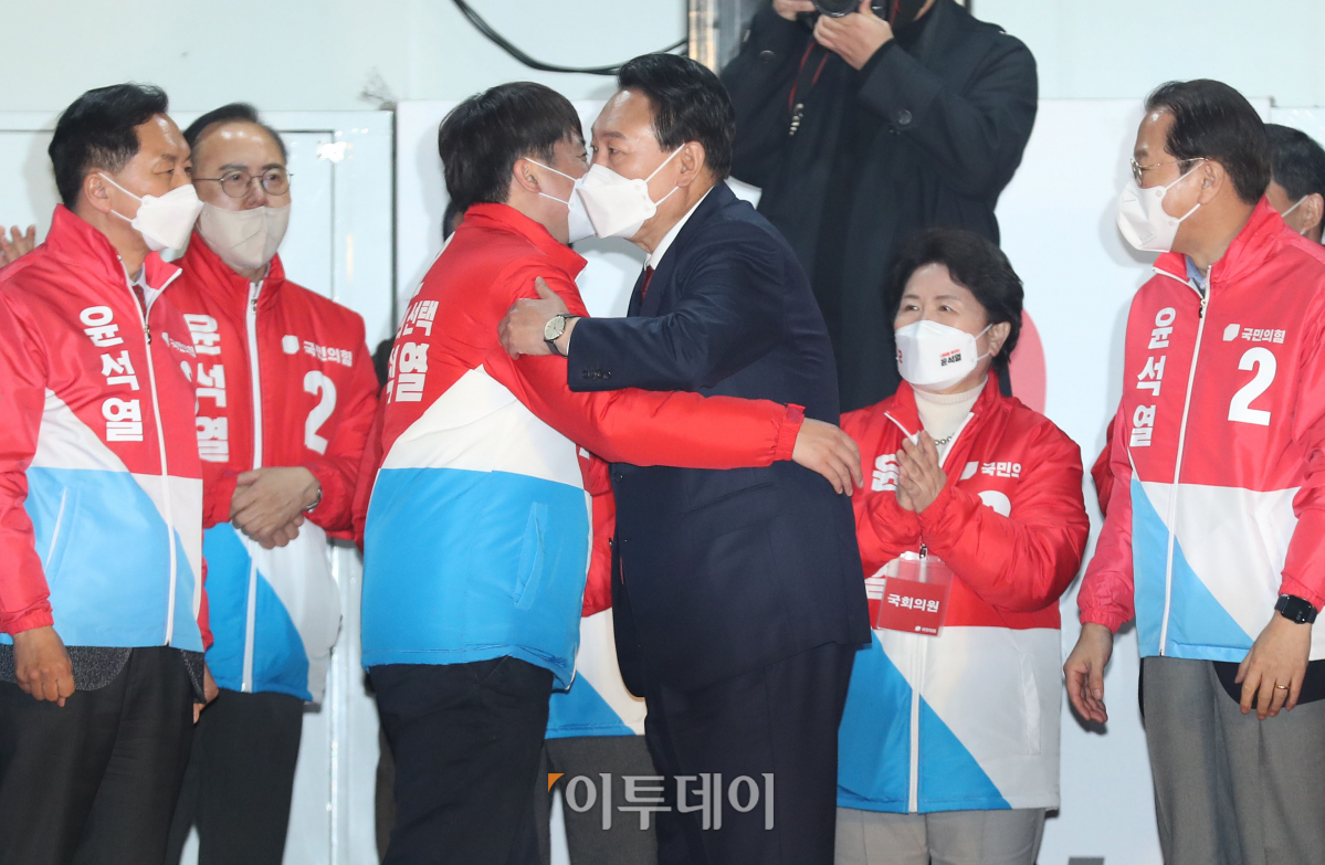 ▲윤석열 대통령 당선인이 10일 새벽 서울 여의도 국민의힘 당사에서 이준석 대표와 포옹하고 있다. (국회사진취재단)