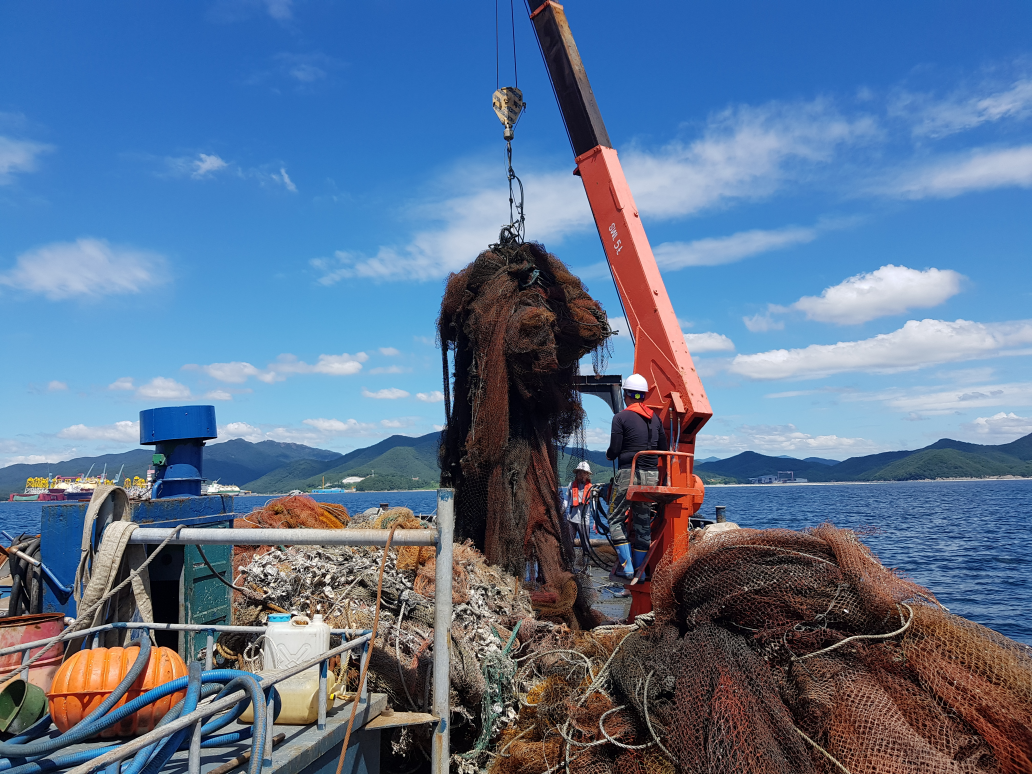 ▲한국어촌어항공단이 지난해 연근해어장 생산성 개선 지원사업을 통해 폐어구를 수거하고 있다. (사진제공=한국어촌어항공단)