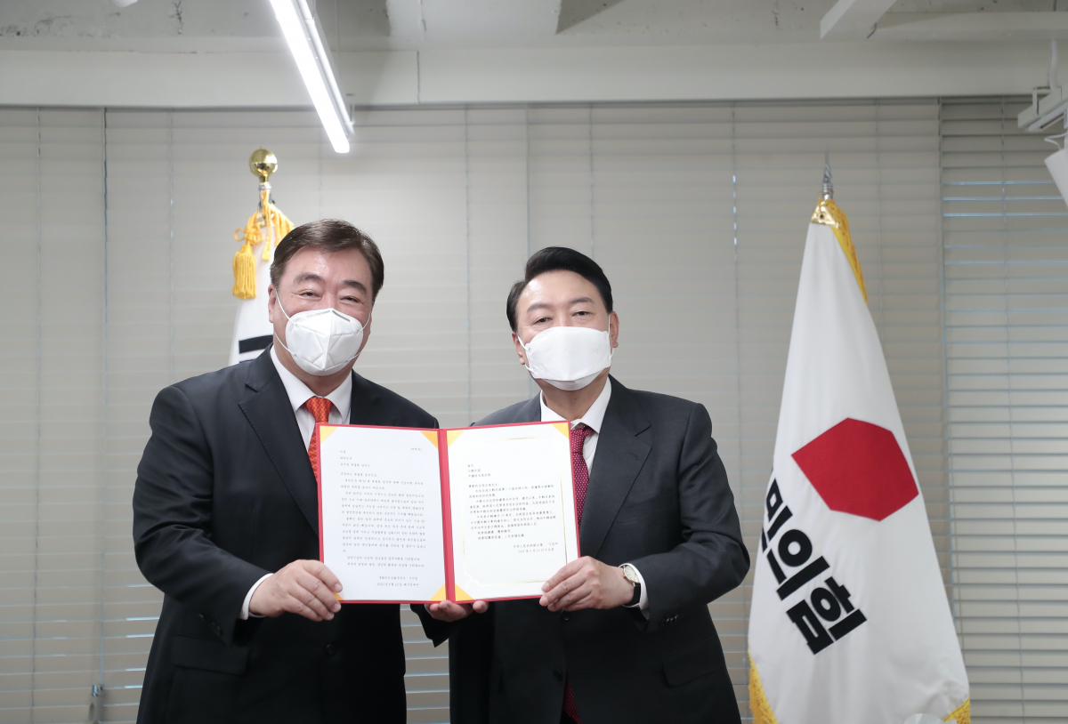 ▲윤석열 대통령 당선인이 싱하이밍 주한중국대사와 함께 시진핑 중국 국가주석이 전달한 축하 서신을 들고 기념사진을 찍고 있다. (제공=윤석열 대통령 당선인 비서실)