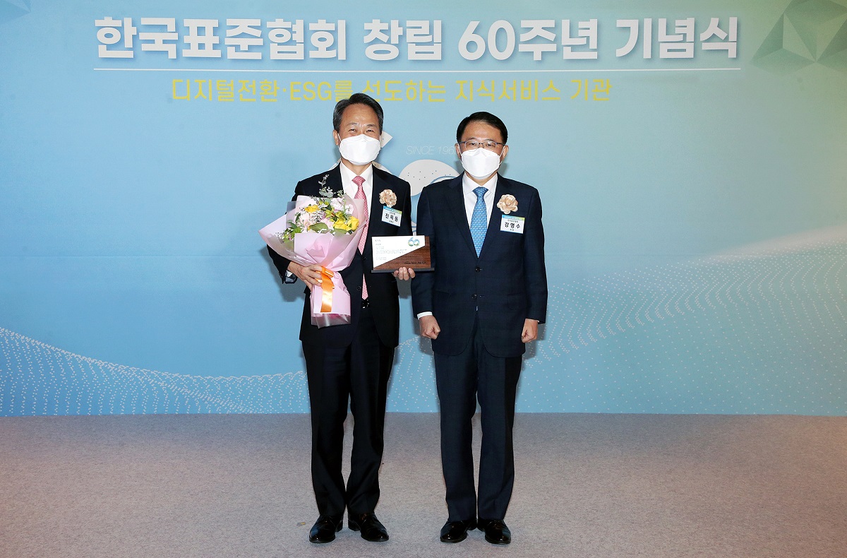 ▲11일 서울 중구 소재 롯데호텔에서 진행된 한국표준협회 창립 60주년 기념식에서 신한은행 진옥동(왼쪽) 행장이 한국표준협회 강명수 회장과 기념촬영 하는 모습. (신한은행)