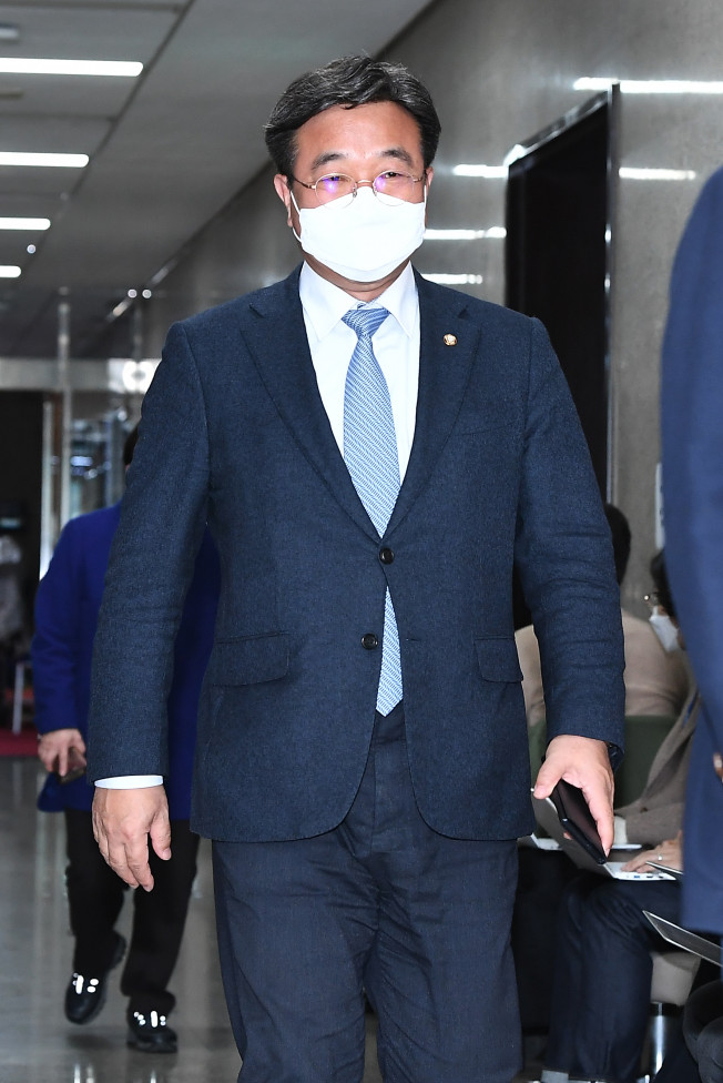 ▲더불어민주당 윤호중 원내대표가 10일 오후 서울 여의도 국회에서 비공개로 열린 최고위원회의에 참석하고 있다.  (연합뉴스)