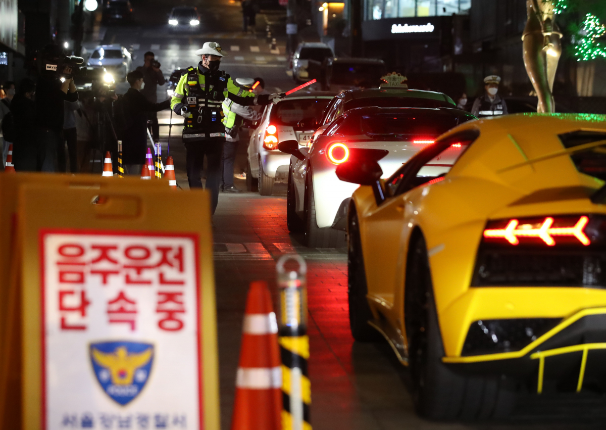 ▲식당 영업시간이 오후 11시까지 조정된 이후 첫 금요일을 맞은 11일 밤 서울 강남구 압구정동 유흥가에서 경찰이 음주 운전 단속을 하고 있다. 뉴시스