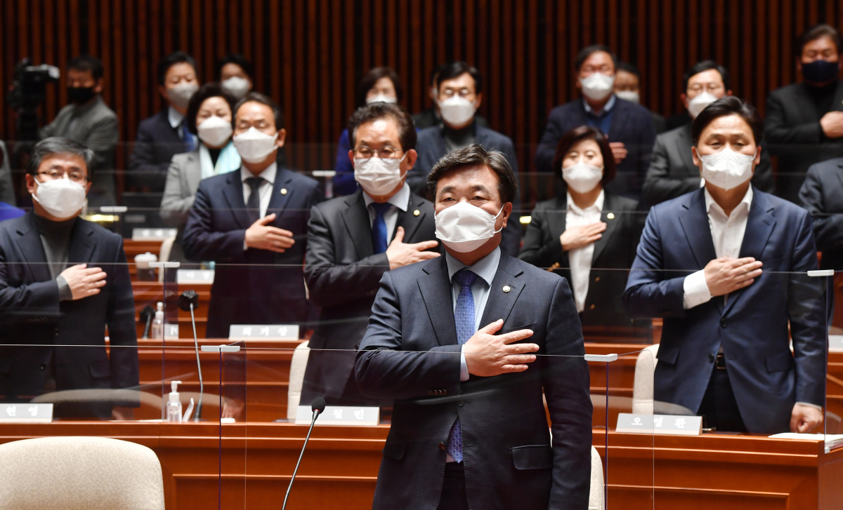 ▲윤호중 더불어민주당 비상대책위원장이 11일 오후 국회 예결위 회의장에서 열린 의원총회에서 의원들과 함께 국기에 경례하고 있다. (연합뉴스)
