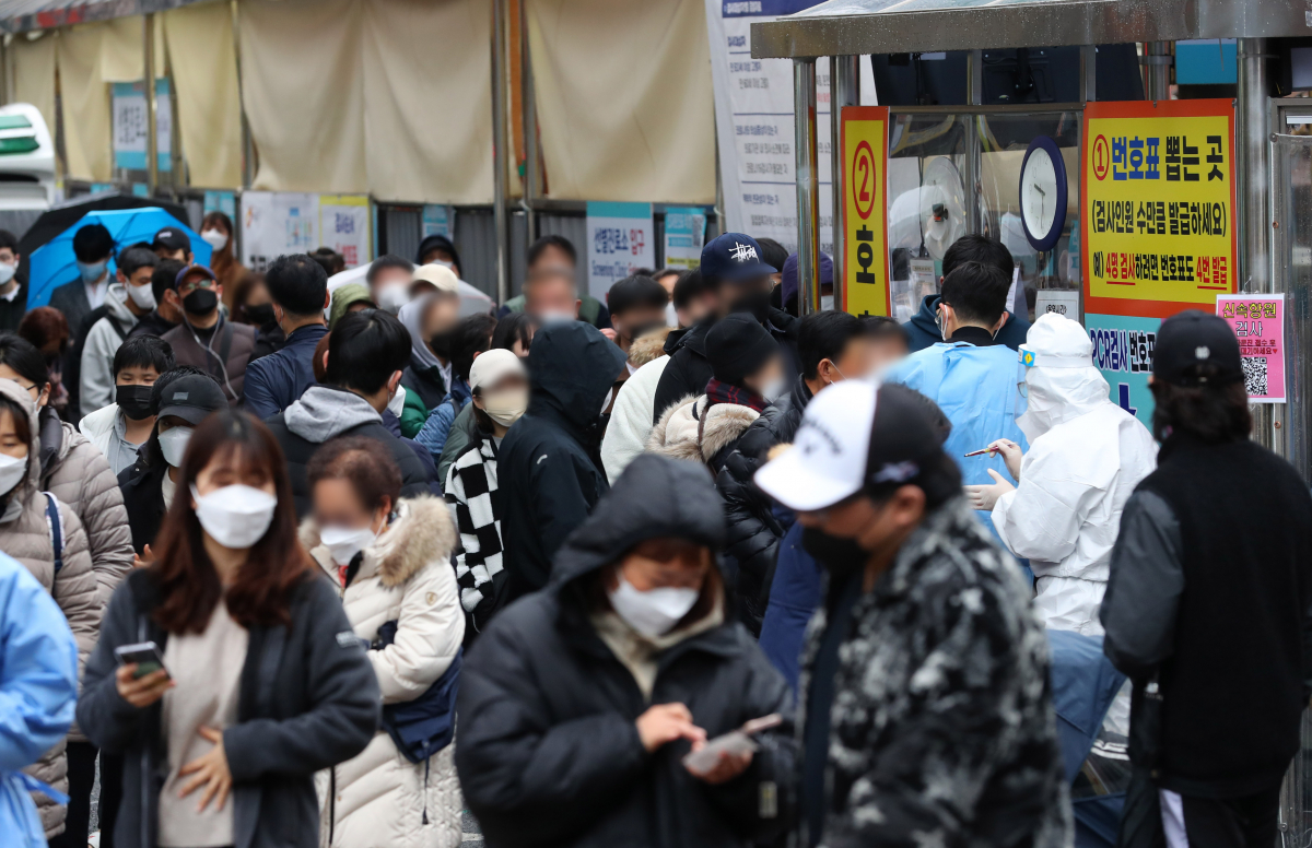 ▲13일 오전 서울 중구보건소에 마련된 선별진료소에서 검사를 받으려는 시민들이 길게 줄지어 서 있다. (뉴시스)