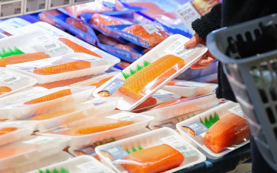 ▲서울의 한 대형마트에서 소비자가 수입산 연어를 고르고 있다. (연합뉴스)