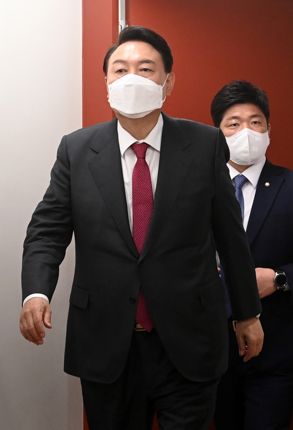 ▲윤석열 대통령 당선인이 11일 서울 여의도 국민의힘 당사에 마련된 당선인 사무실에서 크리스토퍼 델 코소 주한미국대사대리를 접견하기 위해 입장하고 있다. 신태현 기자 holjjak@ (이투데이DB)