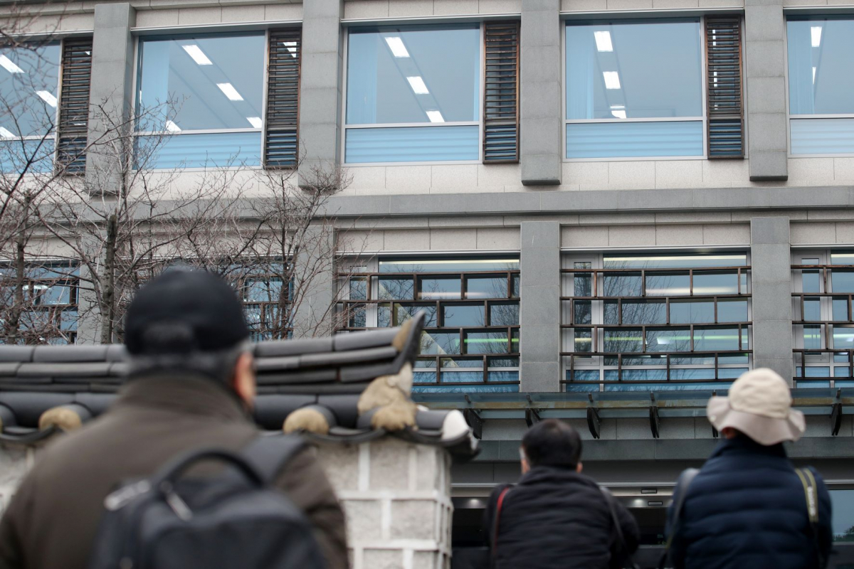 ▲13일 서울 종로구 통의동 금융감독원 연수원에 마련된 대통령 당선인 집무실에서 작업자들이 분주히 움직이고 있다. 윤석열 대통령 당선인은 14일부터 이곳에 출근할 예정이다. (뉴시스)