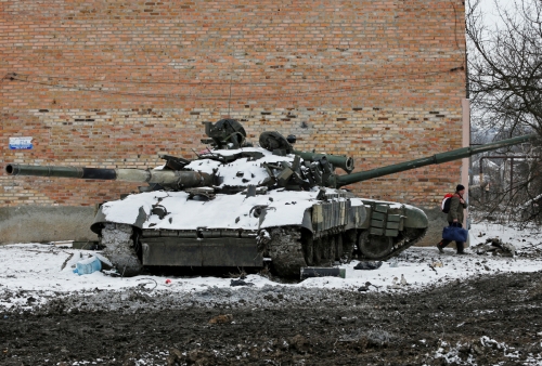 ▲우크라이나 동부 돈바스 지역에서 한 남성이 탱크 옆을 지나가고 있다. 도네츠크/로이터연합뉴스 
