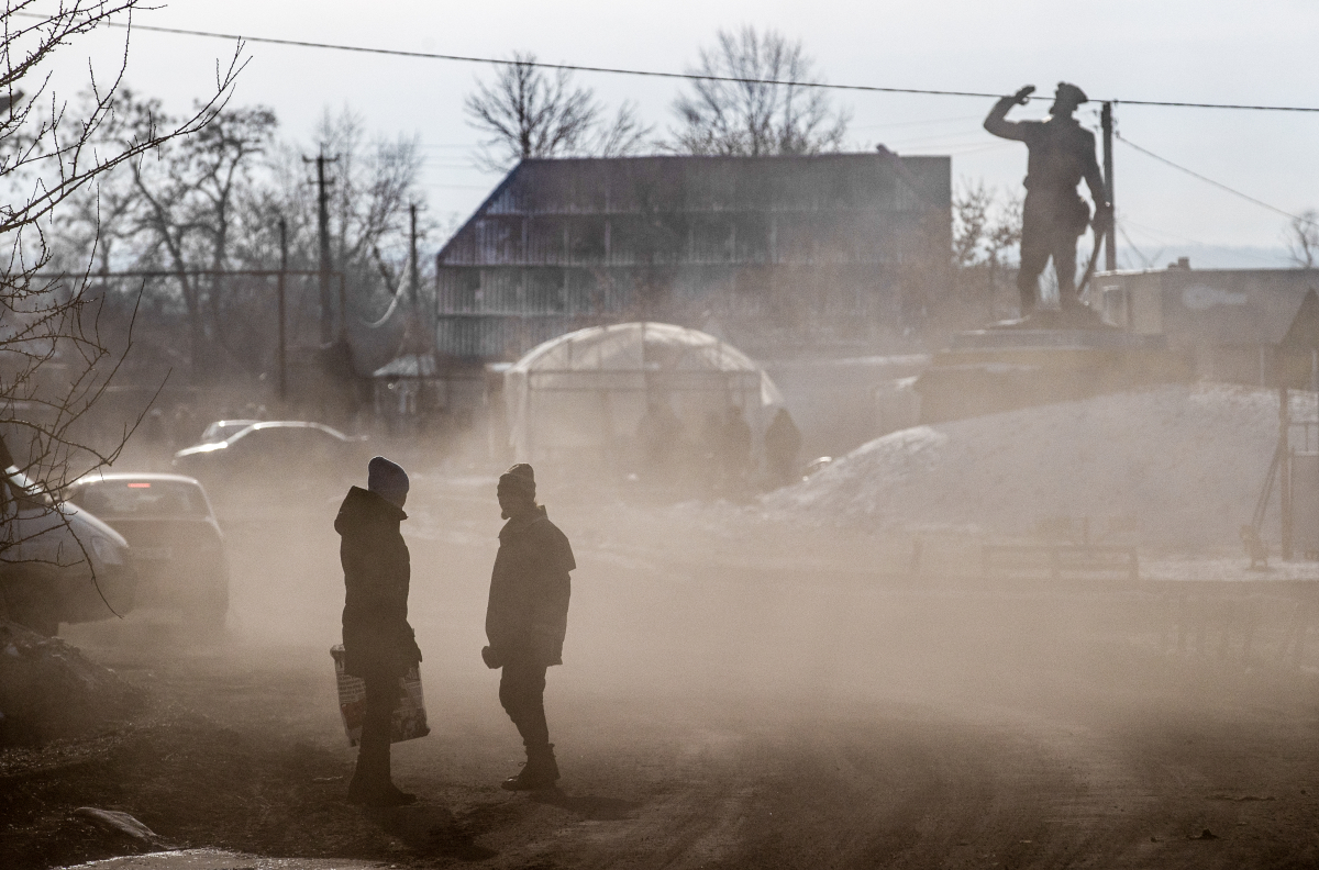 ▲13일(현지시간) 우크라이나 동부 루한스크(루간스크)의 트로키즈벤카 마을에서 주민들이 흙먼지가 날리는 거리에서 서있다. 트로키즈벤카/타스연합뉴스