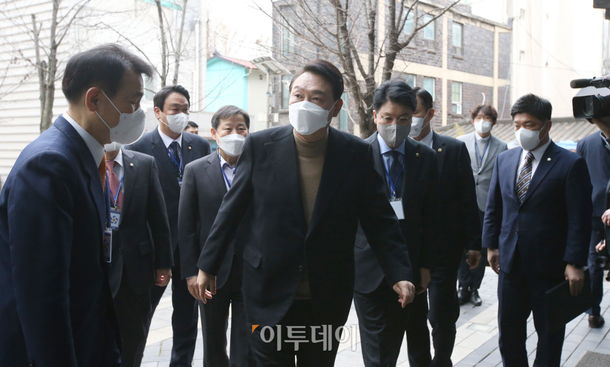 ▲윤석열 대통령 당선인이 14일 오전 서울 종로구 통의동 금융감독원 연수원에 마련된 당선인 집무실로 출근하고 있다. (국회사진취재단)