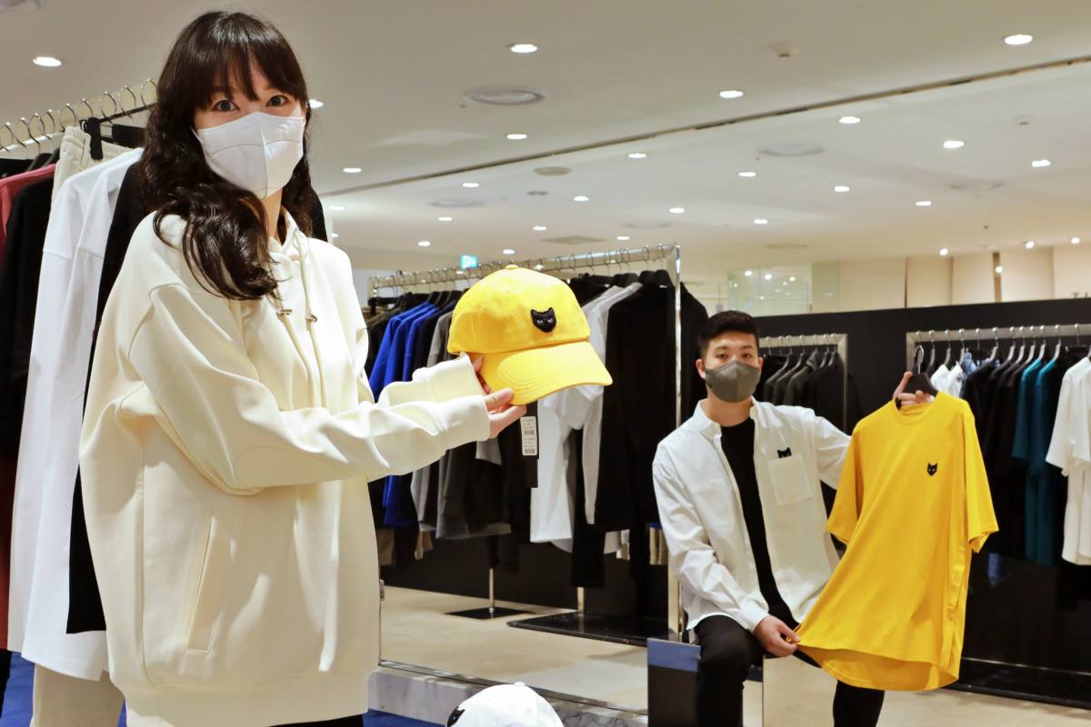 ▲14일 서울 송파구 롯데백화점 잠실점 5층에 새로 오픈한 '지제로' 매장에서 고객이 상품을 구경하고 있다.  (사진제공=롯데백화점)