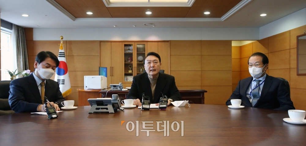 ▲윤석열 당선인이 14일 오전 서울 종로구 금융감독원 연수원에 마련된 집무실에서 안철수 인수위원장 등과 함께 당선인 주재 인수위 티타임을 갖고 있다. (국회사진취재단 )