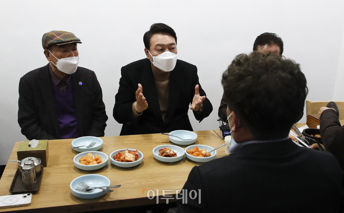 ▲윤석열 대통령 당선인이 14일 당선 이후 첫 외부 공식일정으로 서울 남대문 시장을 찾아 상인회 회장단과 간담회를 마친 뒤 식당에서 이야기를 나누고 있다. (국회사진취재단)