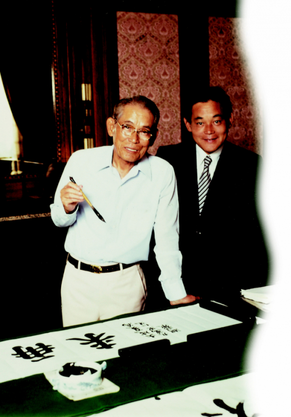 ▲1980년 삼성본관에서 이병철 선대회장과 함께 웃고있는 이건희 회장.  (사진제공=삼성전자)
