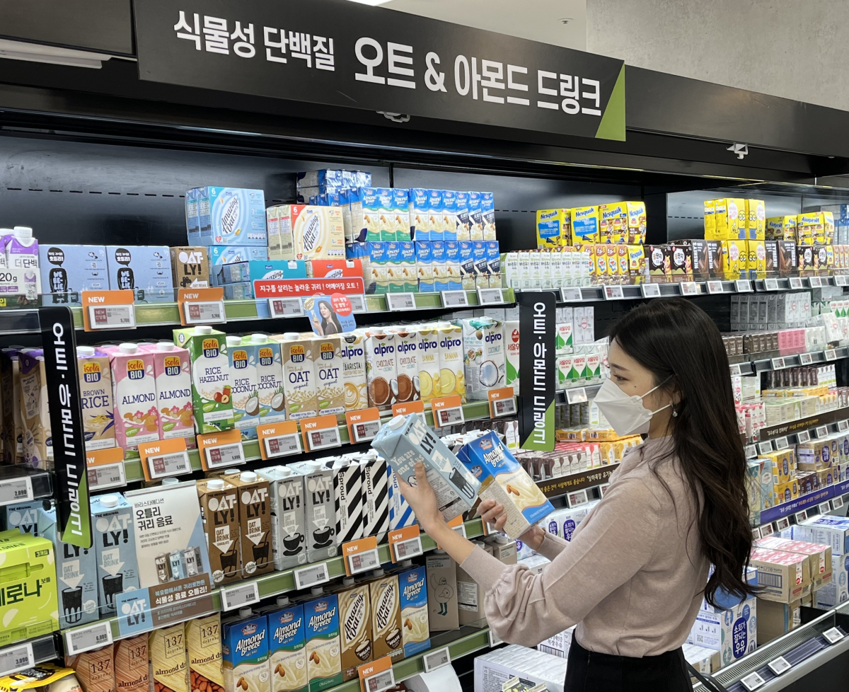 ▲롯데마트 오트밀크 진열매장 (사진제공=롯데마트)