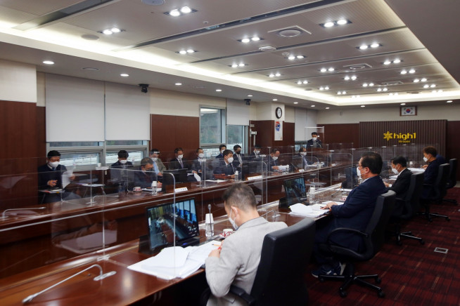 ▲강원랜드(대표 이삼걸)는 14일 본사사옥 7층 임원회의실과 서울사무소와의 화상회의를 통해 제193차 이사회를 개최했다. (자료 = 강원랜드)