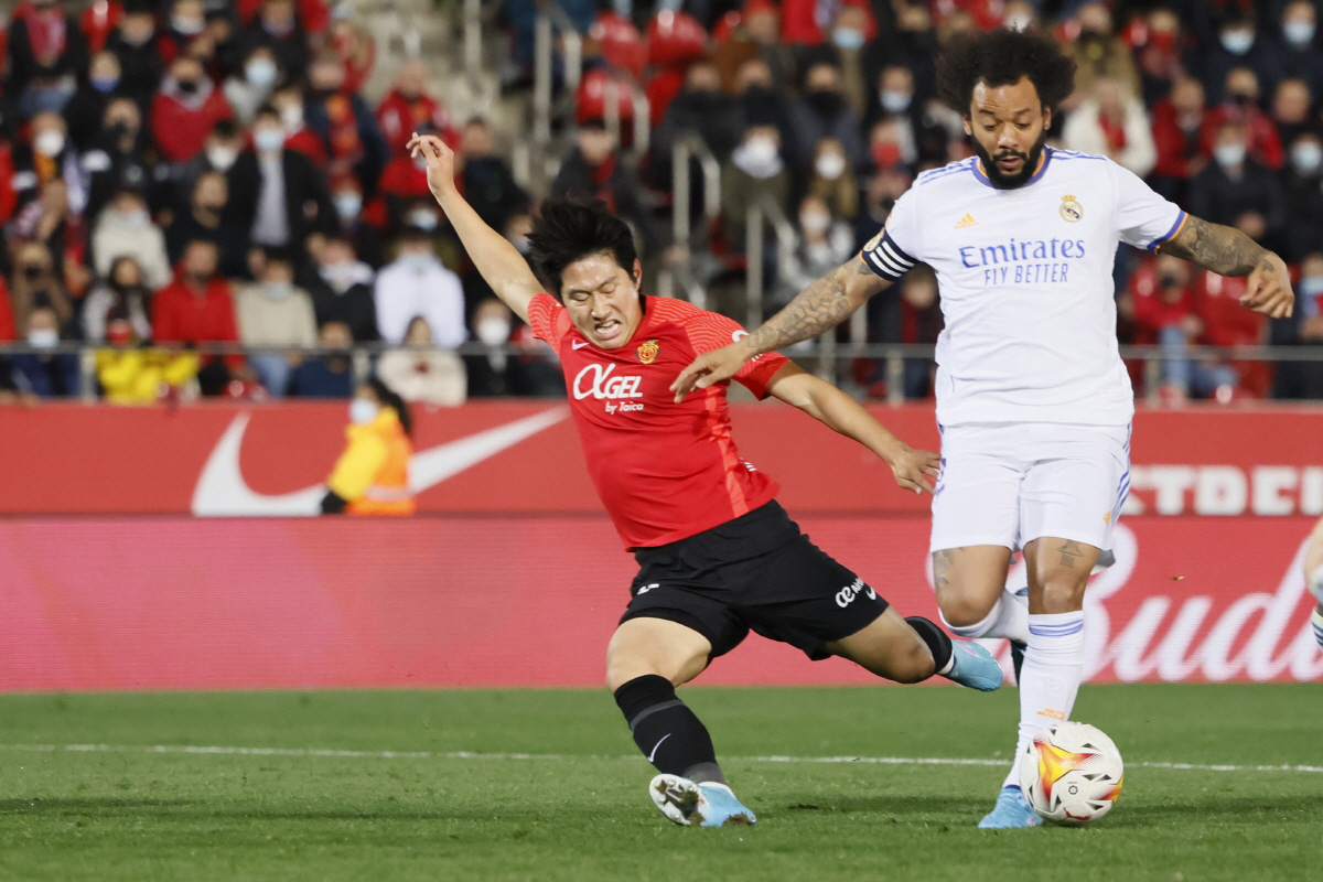 ▲15일(한국시각) 스페인 마요르카 이베로스타 스타디움에서 열린 2021~2022 프리메라리가 28라운드 레알 마드리드와의 경기에서 이강인과 마르셀루가 볼경합 중이다.
(연합뉴스)