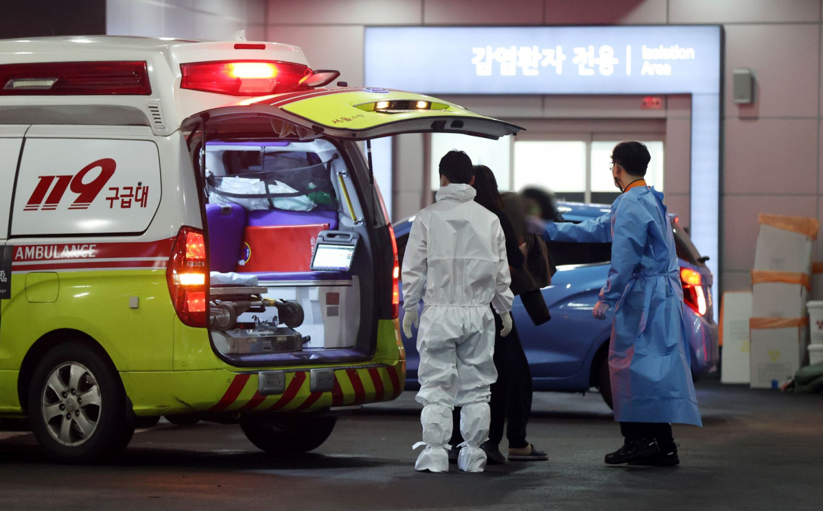 ▲코로나19 신규 확진자수가 30만명을 넘고 위중증 환자는 1158명으로 역대 최다를 기록한 14일 오후 서울 중랑구 서울의료원 응급의료센터에서 위중증 환자가 대기하기 위해 차량으로 이동하고 있다.  (뉴시스)