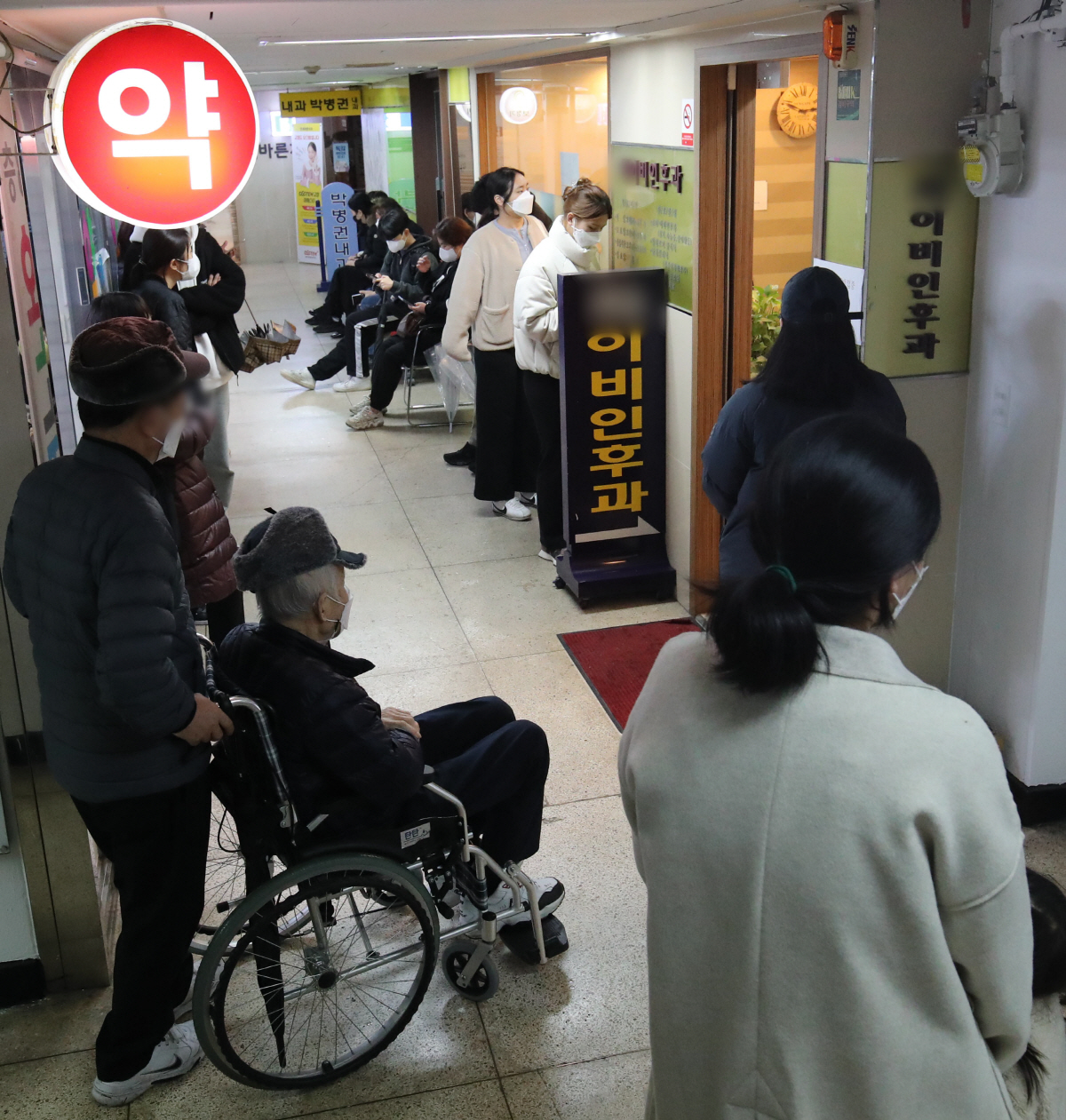 ▲병의원 등 의료기관에서 신속항원검사 양성 판정을 받으면 추가 PCR검사 없이 확진자로 인정되는 첫 날인 14일 오후 서울 시내 한 이비인후과 병원이 검사 받으려는 고객들로 붐비고 있다. 뉴시스