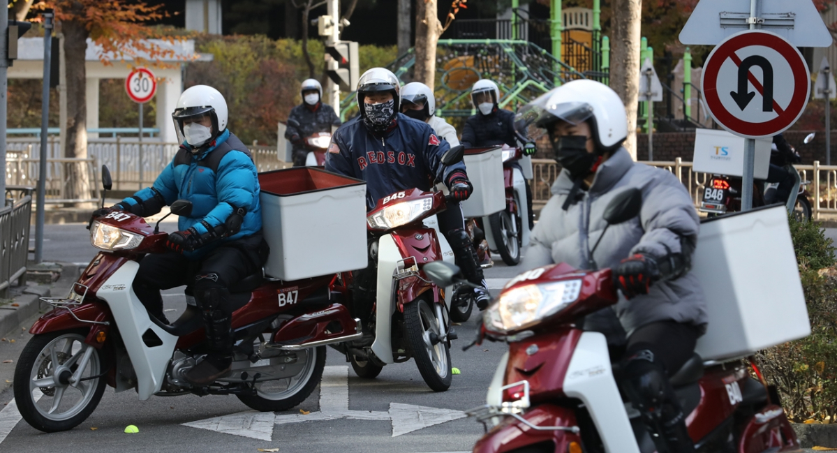 ▲ 서울 송파구 신천어린이교통공원에서 라이더들이 이륜차 교통안전체험교육을 받고 있다. (뉴시스)