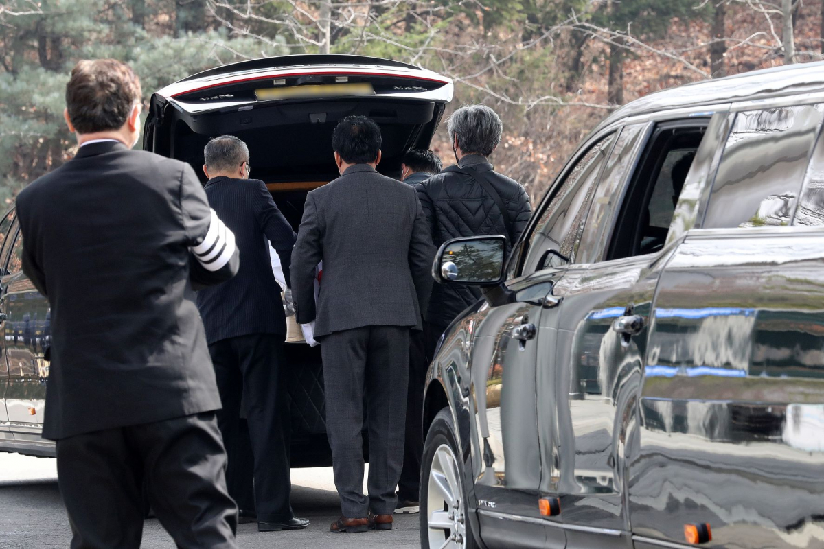 ▲코로나19 사망자가 293명으로 집계된 15일 오전 경기 고양시 서울시립승화원에서 한 유족이 앞 순서 유족의 운구를 지켜보고 있다. 서울시가 코로나19 등으로 사망자가 크게 늘자 지난 11일부터 서울시립승화원과 서울추모공원의 하루 화장 건수를 최대 2배까지 확대해 운영하고 있지만 수도권 지역의 화장장이 여전히 포화상태를 보이고 있다. (뉴시스)