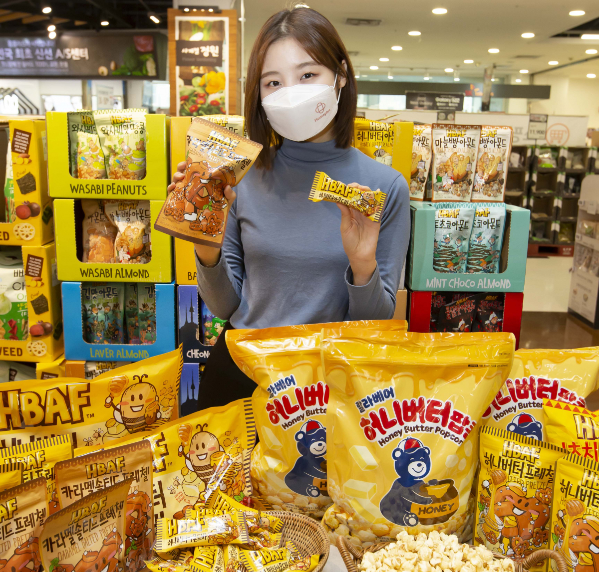 ▲모델이 홈플러스가 길림양행 바프(HBAF), OB라거 등과 협업한 상품 5종을 소개하고 있다.  (사진제공=홈플러스)