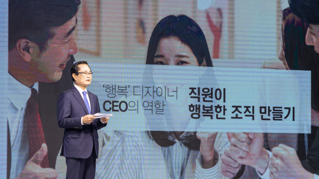 ▲15일 부산국제금융센터(BIFC) 본사 3층 캠코마루에서 개최된 ‘CEO 온라인 토크콘서트’에서 권남주 캠코 사장이 3대 경영철학을 발표하고 있다.  (사진제공=캠코)