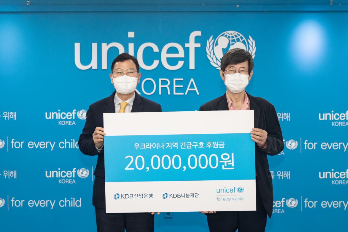 ▲(왼쪽부터) KDB나눔재단 이은우 사무총장, 유니세프한국위원회 이기철 사무총장 (사진제공=산업은행)