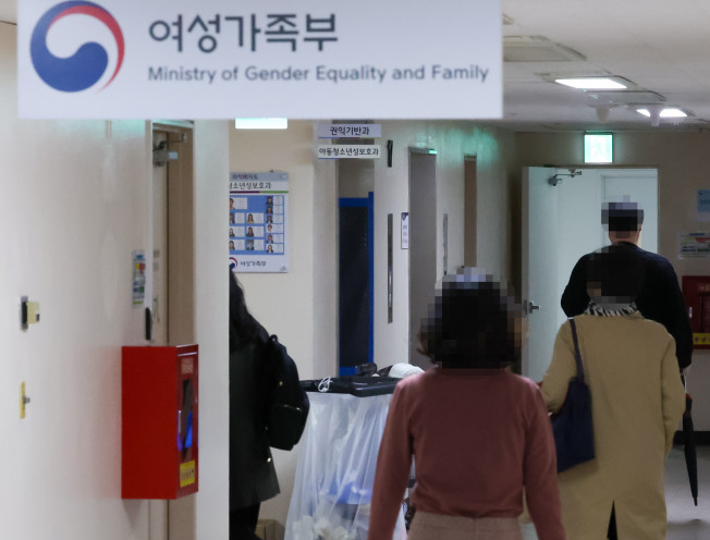 ▲14일 오전 정부서울청사에서 여성가족부 직원들이 출근하고 있다. (연합뉴스)