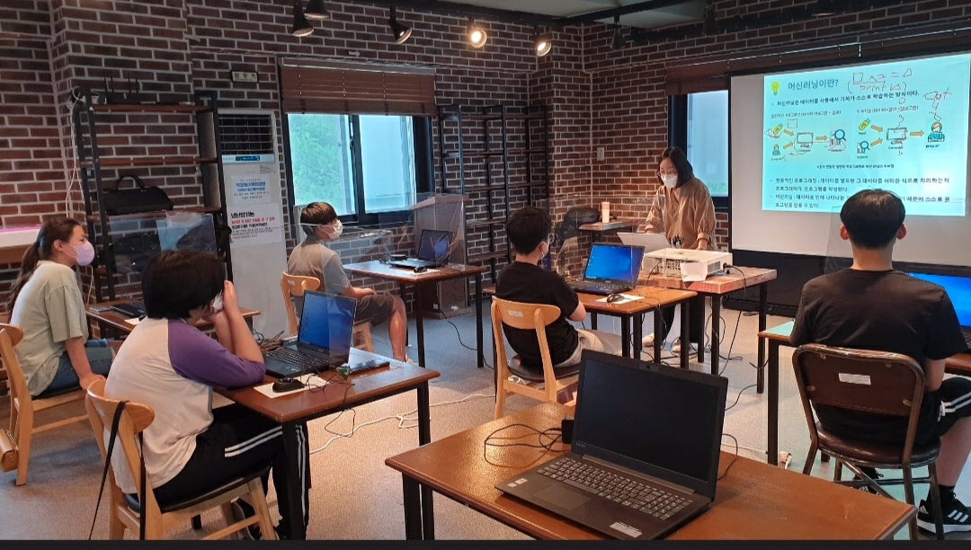 ▲지난해 진행한 이루다 창업공작소 인공지능 교육 모습. (사진제공=관악구)