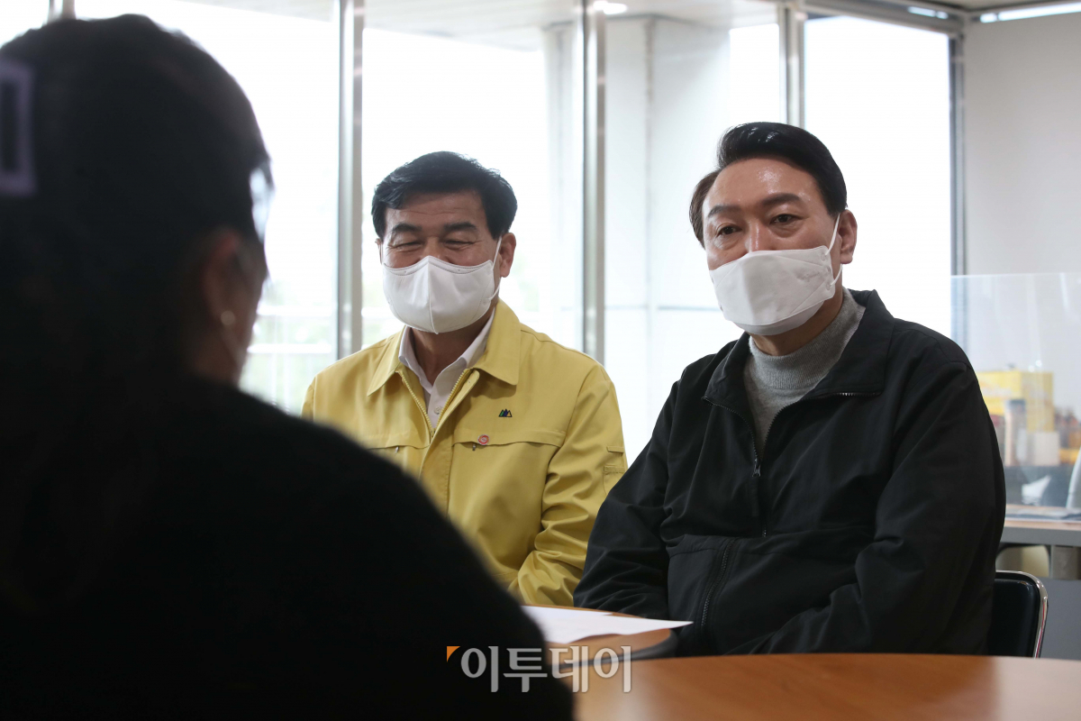 ▲윤석열 대통령 당선인이 15일 오후 강원 동해시 국가철도공단 망상수련원에 마련된 산불피해 주민 임시거주지를 찾아 이재민들과 간담회를 하고 있다. (국회사진취재단)