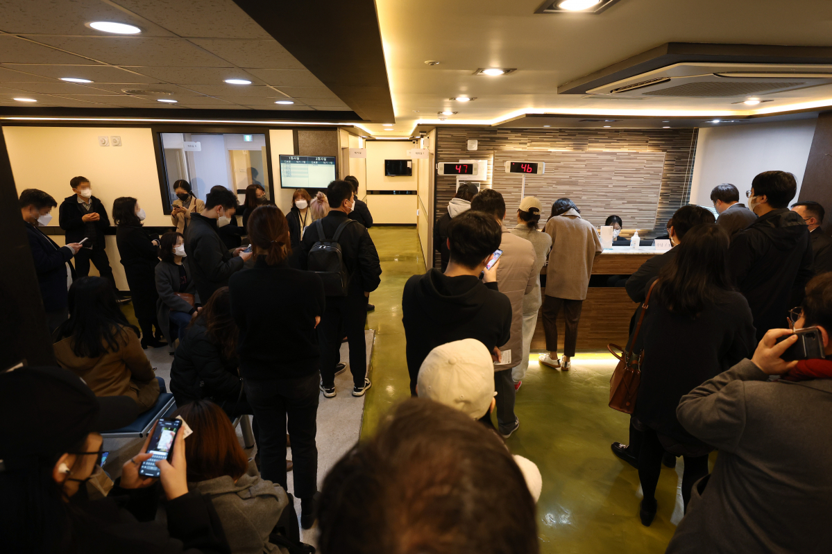 ▲전문가용 신속항원 '양성인정'에 동네병원이 붐비는 모습이다 (연합뉴스)