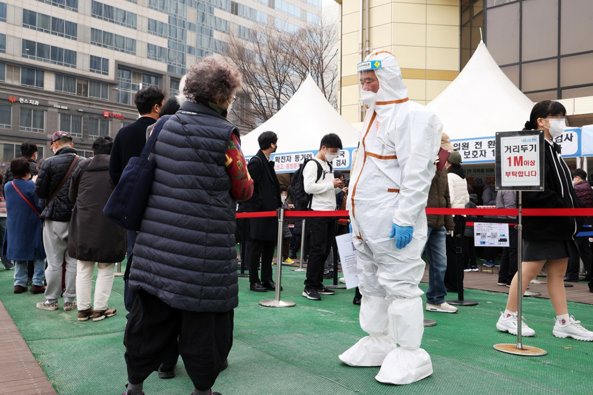 ▲16일 오전 서울 송파구 송파구보건소 코로나19 선별진료소에서 시민들이 PCR과 신속 항원 검사를 받기 위해 대기해 있다. (연합뉴스)
