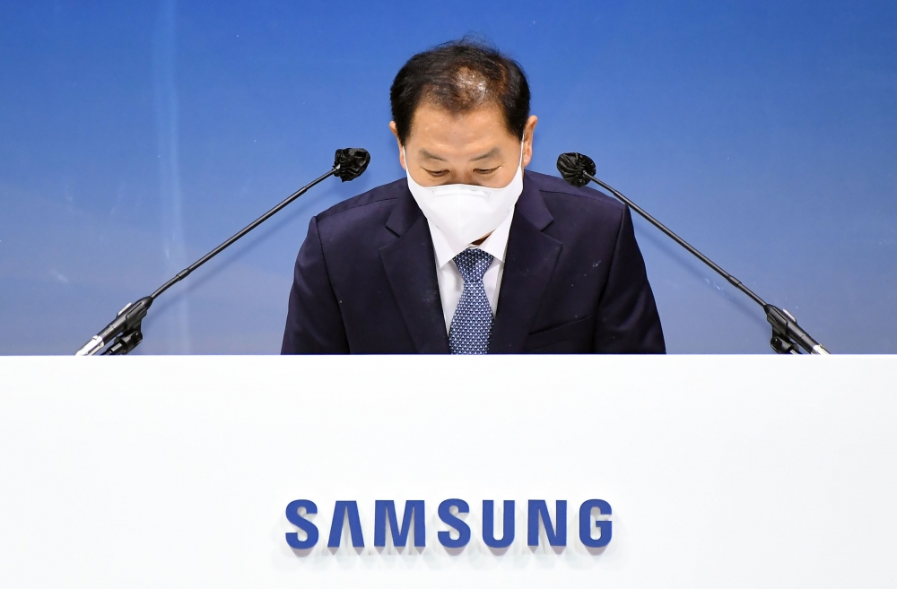 ▲한종희 삼성전자 대표이사 부회장(DX부문장)이 16일 경기도 수원시 수원컨벤션센터에서 열린 제53기 삼성전자 정기주주총회에서 고개숙여 인사하고 있다. (이투데이DB)