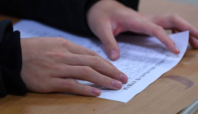 ▲2022학년도 대학수학능력시험 성적표가 배부된 지난 12월10일 오전 서울의 한 고등학교 수험생이 성적표를 살펴보고 있다. (뉴시스)