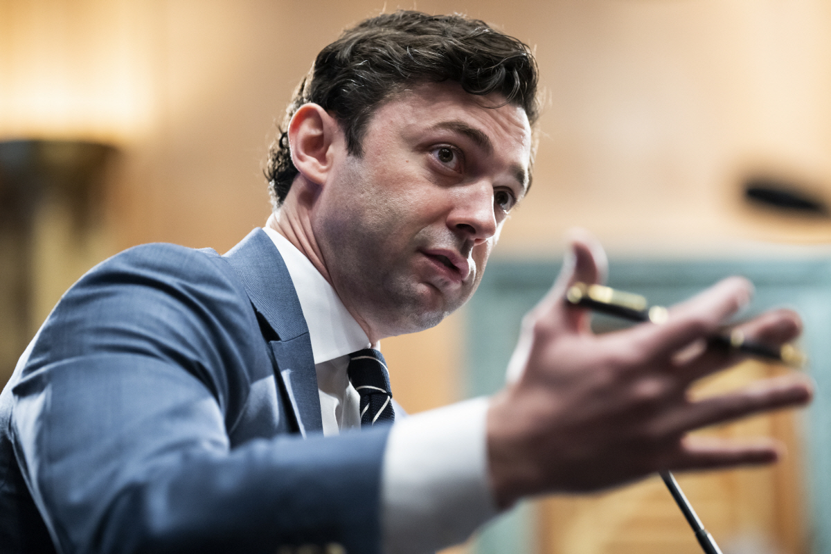 ▲존 오소프 미국 민주당 상원의원이 3일 의회에서 제롬 파월 연방준비제도(Fed·연준) 의장에게 질문하고 있다. 워싱턴D.C./UPI연합뉴스