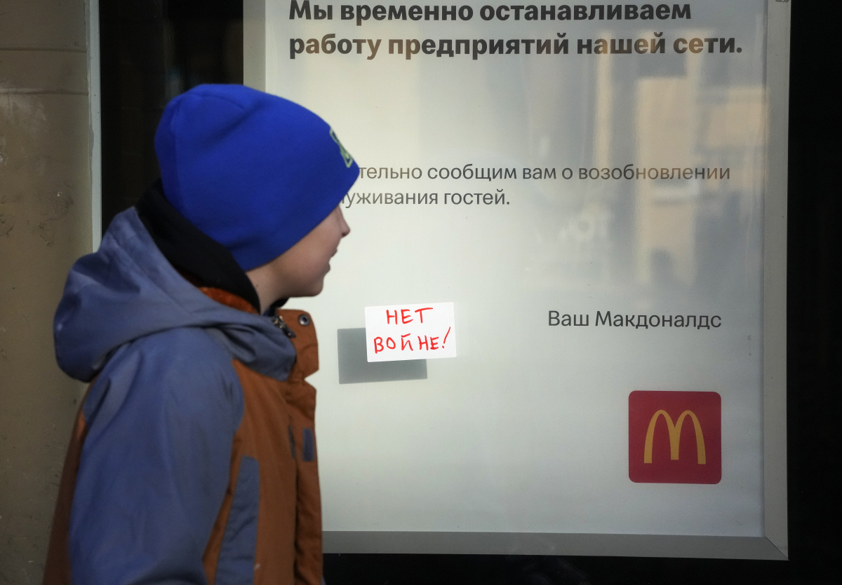 ▲러시아 상트페테르부르크에서 15일 한 소년이 문닫힌 맥도날드 매장 창문에 붙은 ‘전쟁금지’ 메모를 읽고 있다. AP연합뉴스
