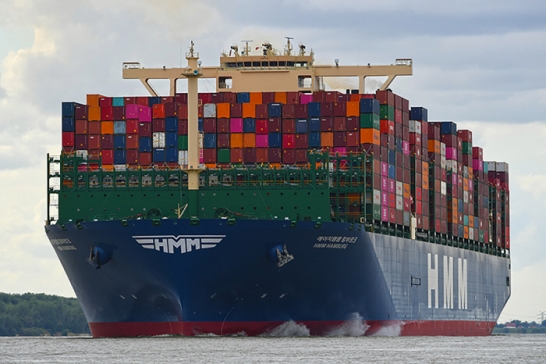 ▲세계 최대 컨테이너선 2만4000TEU급 ‘HMM Hamburg(함부르크)’호의 모습.  (사진제공=HMM)