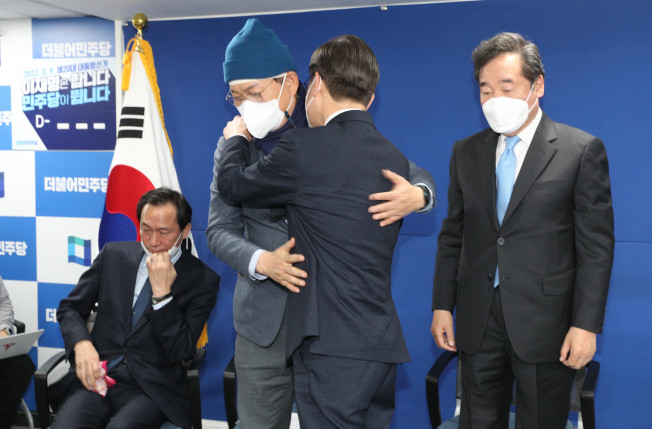 ▲더불어민주당 이재명 대선 후보가 10일 오후 서울 여의도 중앙당사에서 열린 선대위 해단식에서 이낙연 총괄선대위원장, 송영길 대표와 인사하고 있다. 우상호 총괄선대본부장(왼쪽)은 울먹이고 있다.  (연합뉴스)