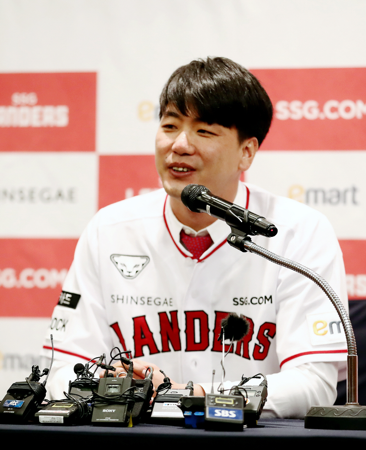 ▲(연합뉴스) 김광현이 지난 3월 인천시 연수구 오라카이 송도파크 호텔에서 열린 SSG 랜더스 입단식에서 소감을 말하고 있다.