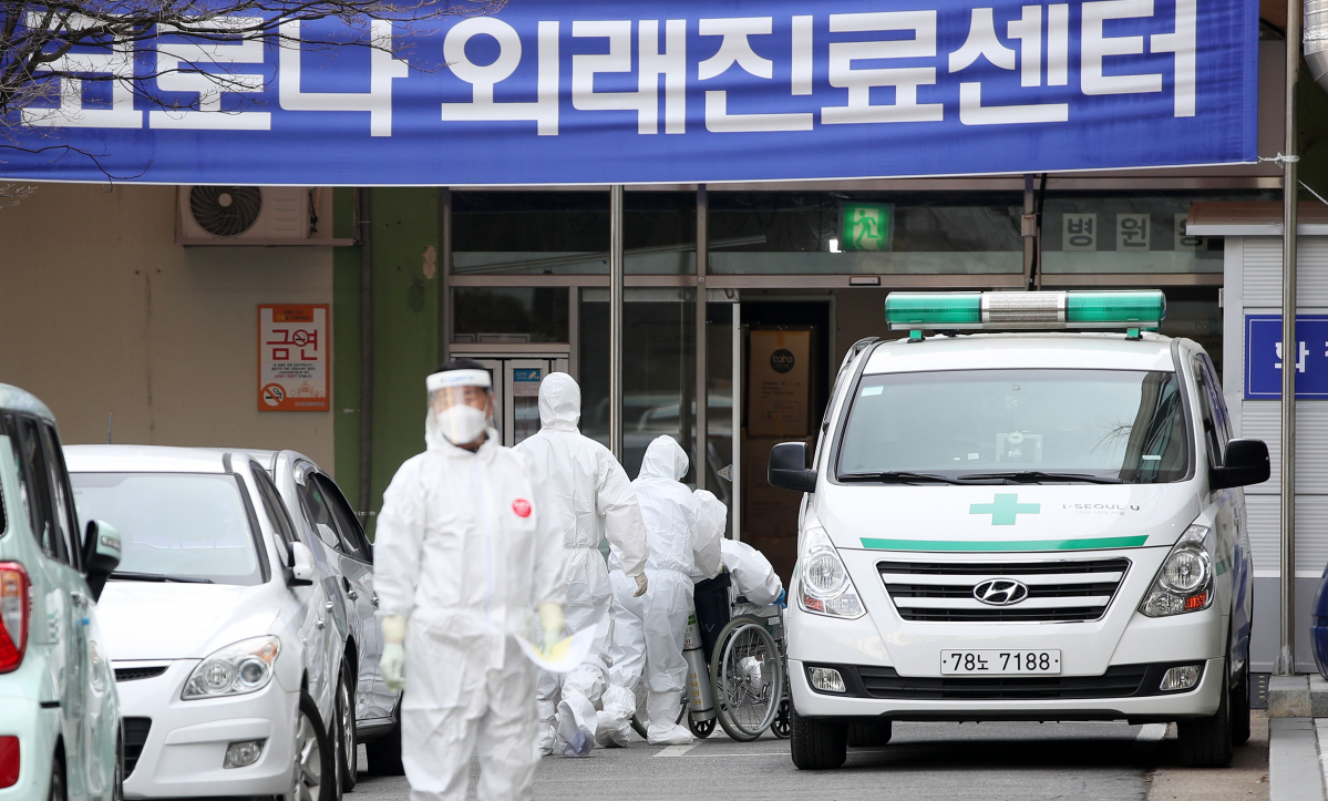 ▲0시 기준 코로나19 위중증 환자가 1244명, 중증환자 병상 가동률이 64.2%로 집계된 16일 오후 서울 은평구 서울시립서북병원에서 의료진들이 환자를 이송하고 있다. (뉴시스)