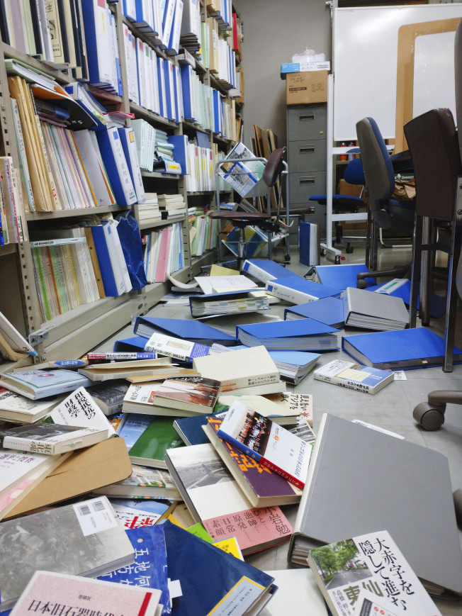 ▲16일 밤 11시 36분께 일본 후쿠시마현 앞바다에서 규모 7.3의 강진이 발생했다. 이번 지진으로 현지 사무실 책장의 책이 쏟아진 장면. (연합뉴스)