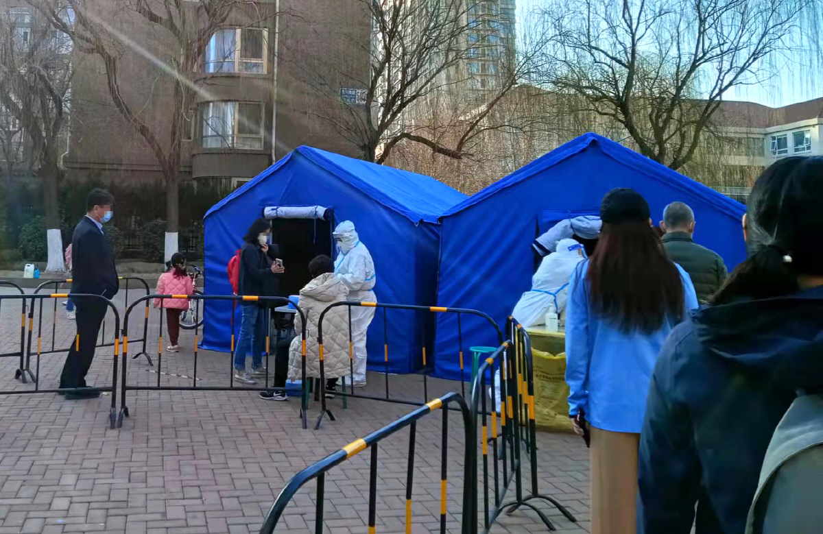 ▲중국 전역에서 코로나19가 확산하는 가운데 14일 베이징 한인 밀집 지역인 왕징에서 코로나19 전수검사가 진행되고 있다. (연합뉴스)
