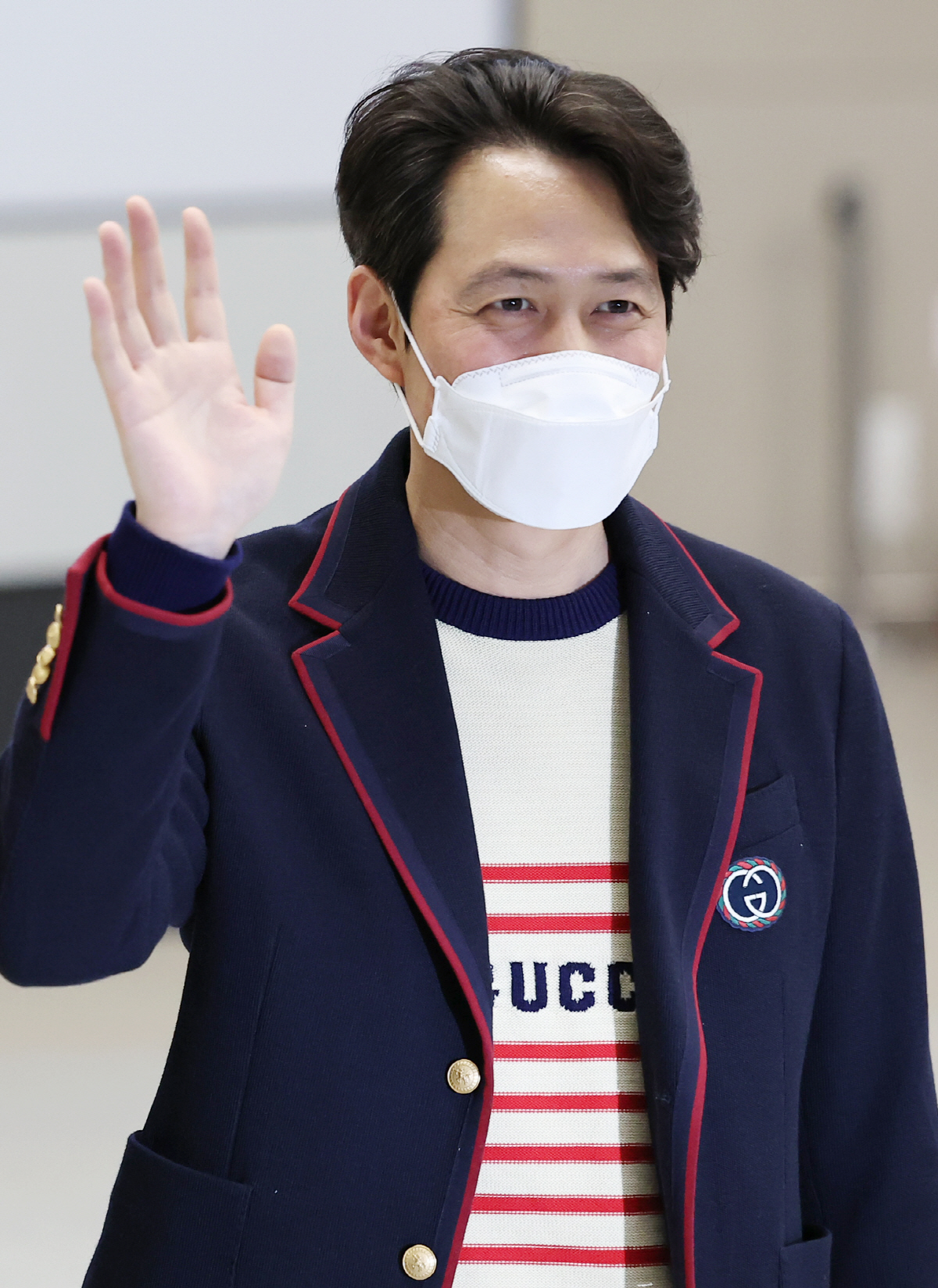 ▲미국 비평가들이 수여하는 제27회 크리틱스 초이스 시상식(CCA)에서 넷플릭스 오리지널 드라마 ‘오징어 게임’으로 남우주연상을 수상한 배우 이정재가 17일 새벽 인천국제공항 제2여객터미널을 통해 귀국하며 인사하고 있다.(연합뉴스)